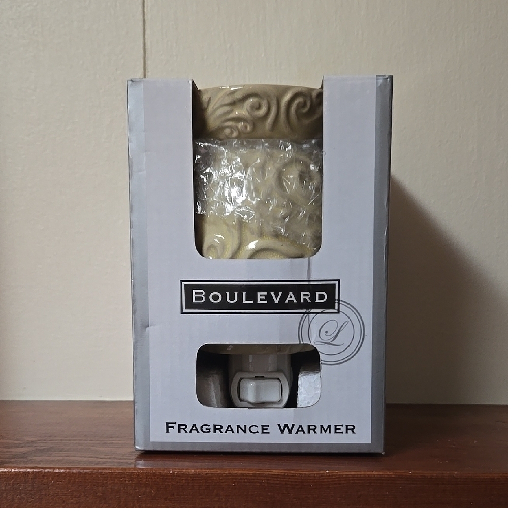 Cream Ceramic Fragance Warmer with Embossed Accents